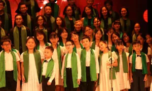 Dàn hợp xướng nhiều lứa tuổi hát ngợi ca tình mẹ